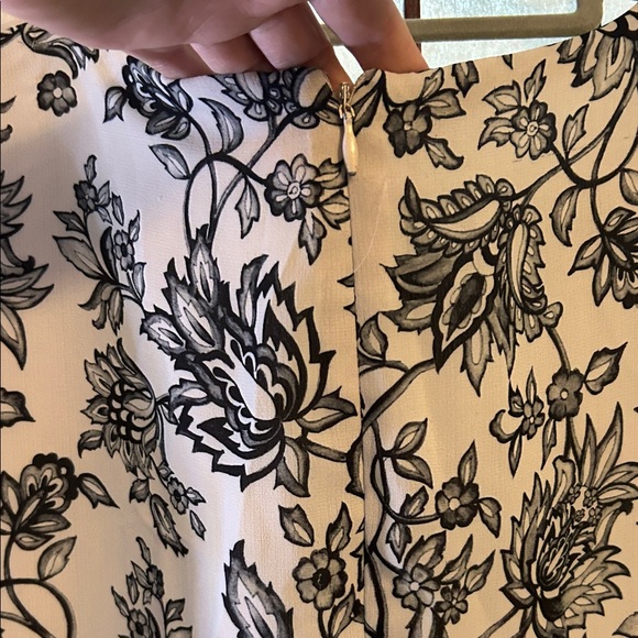 White House Black Market Floral Black & White Women's Top - Picture 5 of 6